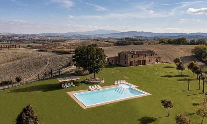 Buonconvento Villa | Luxury Villa 5 ensuite BR, pool,hot tub, breathtaking panoramic view of Tuscany
