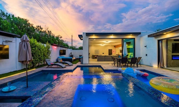 Casa Del Mar Villa | Luxury Villa 5mins to Old Town w Pool Fire pit and BBQ