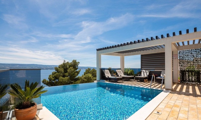 Stanici Villa | Luxury Villa Holiday Residence with heated pool, jacuzzi and BBQ near the beach in Stanici - Omis