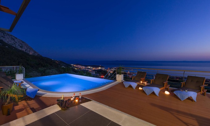 Veliko Brdo House | Luxury Villa View Makarska, private heated infinity pool, Jacuzzi, Gym,BBQ.