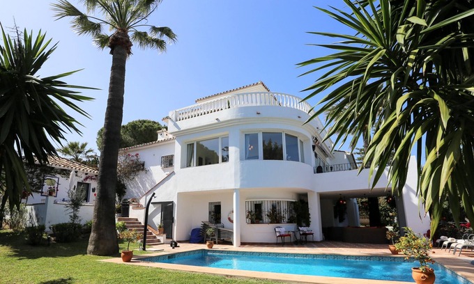 Nueva Andalucia Hotel | Luxury villa with amazing views and garden