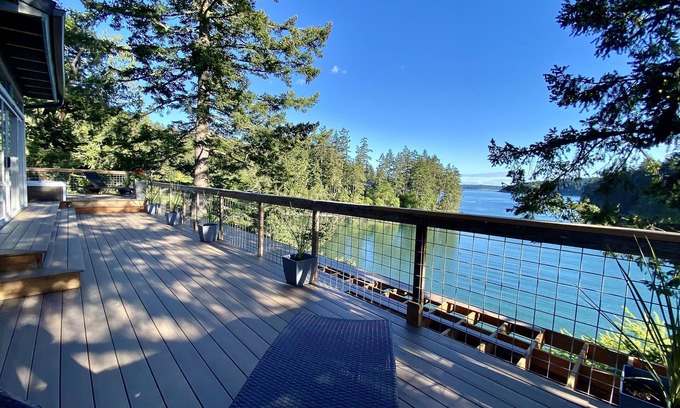 Eastsound House | Luxury Waterfront Estate, Hot Tub, Mooring, Gated Privacy, Multi-Family