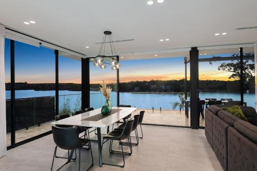 Kangaroo Point House | Luxury Waterfront on aerbnb b00k there ONLY