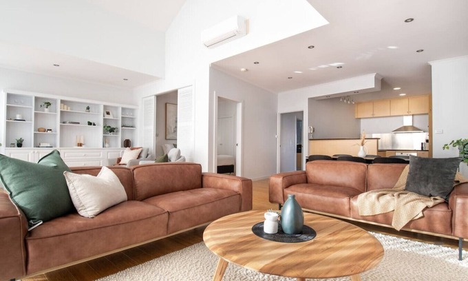Launceston CBD Apartment | Luxury Waterfront Stay!