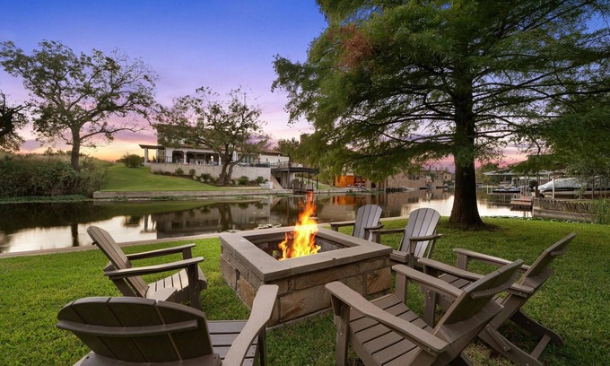 Horseshoe Bay House | ⭐️Luxury Waterfront Farmhouse - Fire Pit, Chef's Kitchen-Poker Table -Sleeps 24⭐️
