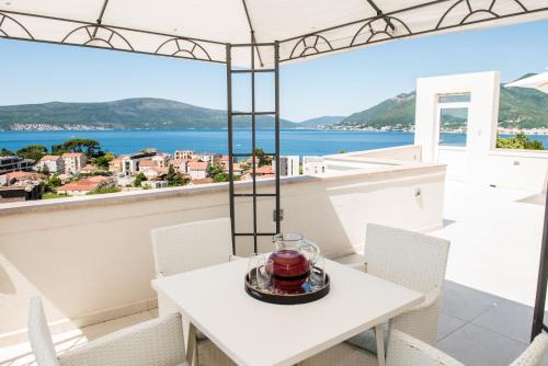 Tomicici Apartment | LuxuryPenthouse sea view pooll Ivy house Tivat