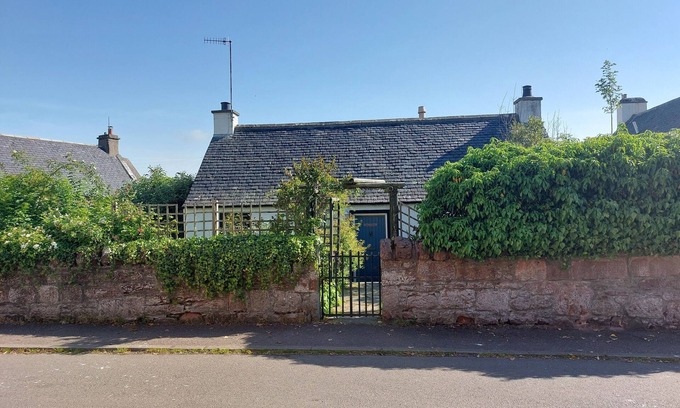 Cromarty Cottage | LYDIA COTTAGE - CROMARTY, pet friendly, with open fire in Cromarty
