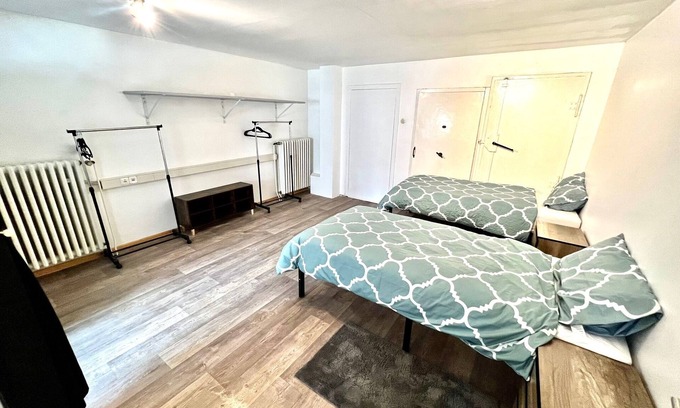 Stadtmitte/Neustadt Apartment | Möblierte 4-zi Fewo am Hildesheimer Hauptbahnhof mit 2 Bädern, Küche