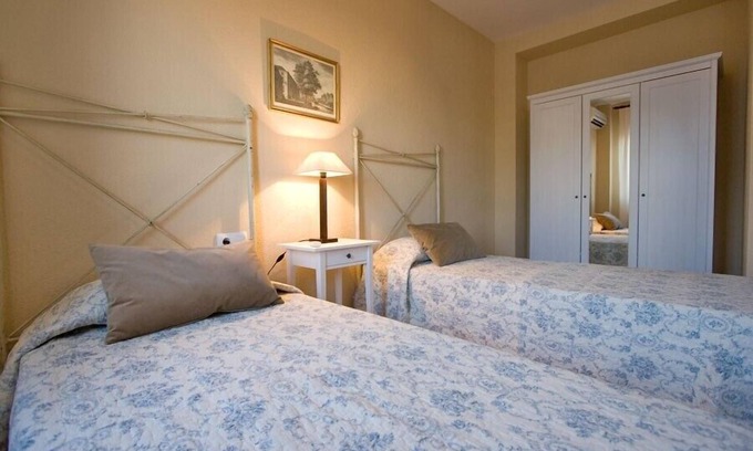 Macarena Apartment | Macarena Flat 7 pax next to roman walls