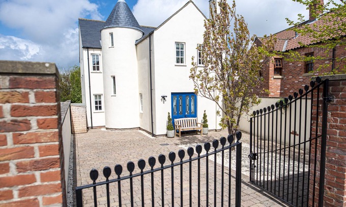 Langtoft House | Mackintosh Cottage - Family friendly, pet friendly, business bookings welcome.