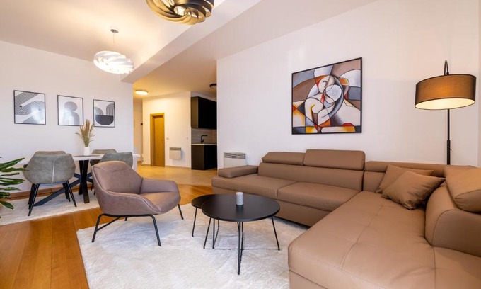 Canton 10 Apartment | Madonna Sky