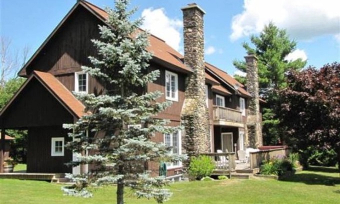 Jeffersonville Ski Chalet | Madonna Unit (14 people) @ Smugglers Fam-style Chalets - 5 Min walk to the Resor