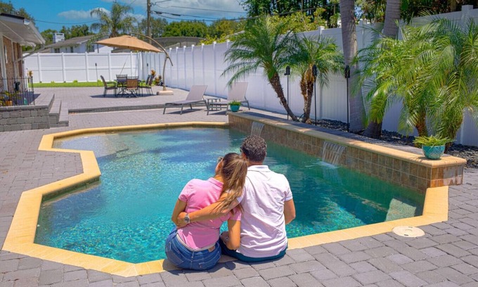Conway House | Magazine like huge home w/pool city center/parks