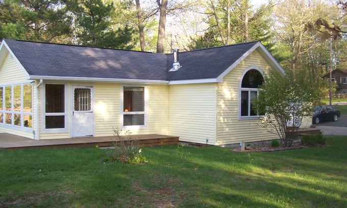 Ludington Cottage | Maggies on the Bayou, close to Hiking, Beaches, Boating, Golf
