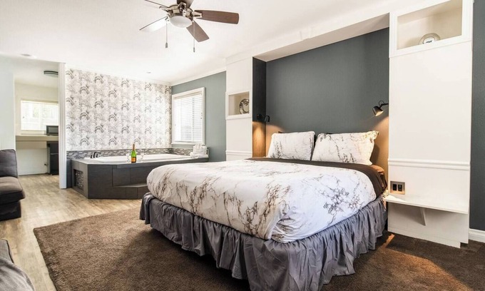 Big Bear Lake Apartment | "Magic Midnight" Hotel Suite with AC/Heating & Indoor Jetted Tub