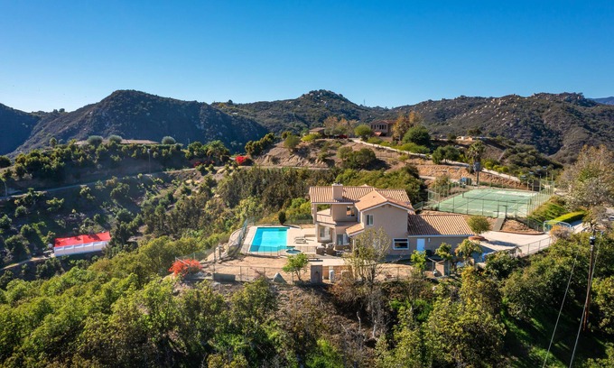 Fallbrook Villa | Magical and Luxury Villa/Tennis, Pool~Hot Spa, Views, Wine, Avocados