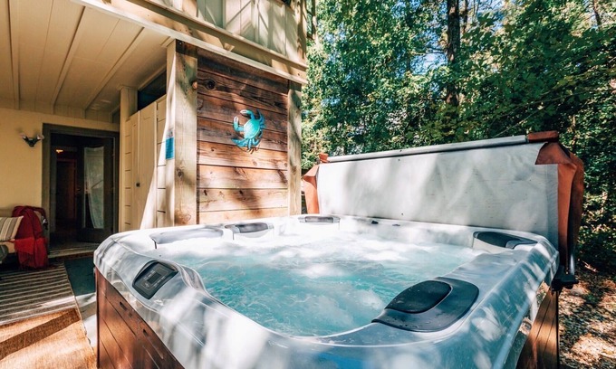Irvington House | Magical wooded cottage pool +priv hottub walk2town
