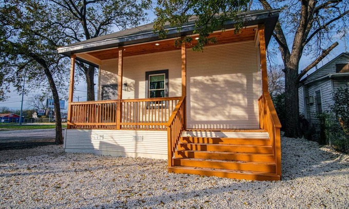 Eastside Promise Neighborhood House | Magnificent 4BR Near Famous Riverwalk and Downtown