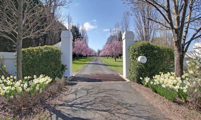 Emu Swamp House | Magnificent "Willowood" - 6 brs on 100 acres, 5 mins from town with pool