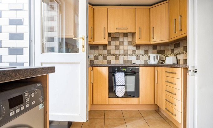 Maidstone House | Maidstone - Sleeps 6 - Parking - Garden - 96ws