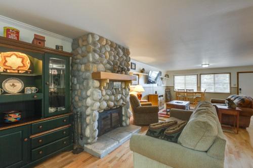 Red River Apartment | Main Street Red River Condo with Fireplace and Views!