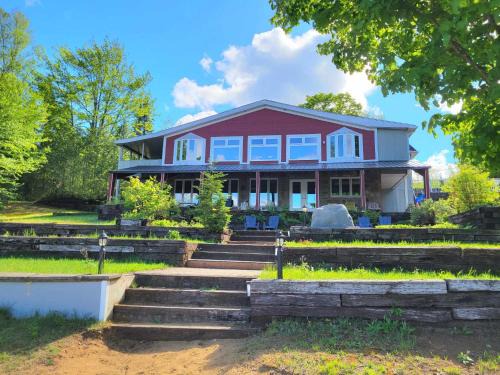 Saint Donat House | Maison du lac avec plage, embarcations, billard et spa privé