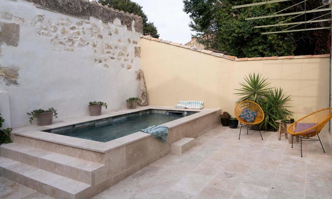 Fontvieille House | maison entière de village Fontvieille avec piscine