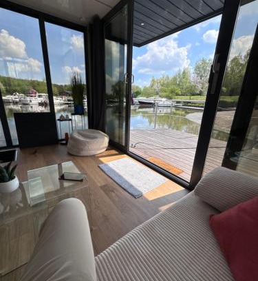 Deulemont Boat Rental | Maison flottante moderne