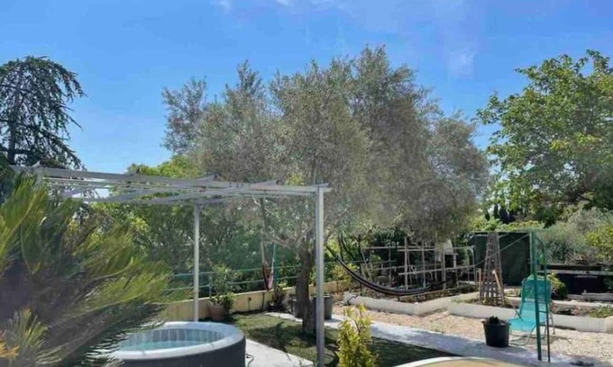 Uchaud Apartment | Maison Gardoise de 1975 au calme,billard, jacuzzi,