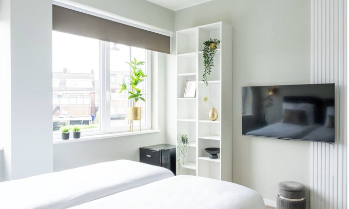 Raamsdonksveer Apartment | Maison Lux Room with En suite Bathroom