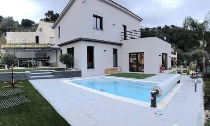 Pegomas House | Maison Moderne 140m2 Avec Piscine Securisee, Cuisine d Ete, Climatisation