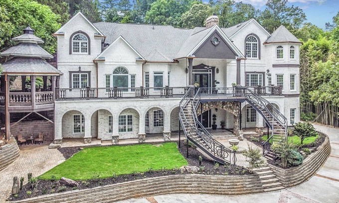 Dahlonega Villa | Maison Paradis- River Front/Two-Kitchens/7.5-Bath/6-Bed!