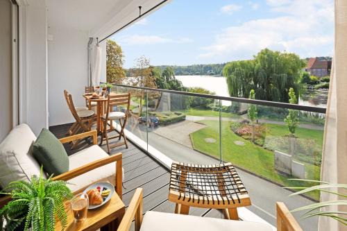 Moelln Apartment | MAISUITES Eisvogel - Zentrale Luxuswohnung mit direktem Seeblick I Bis zu 4 Personen I Premiumküche I Boxspringbett I Kaffeevollautomat I Parkplatz I WLAN