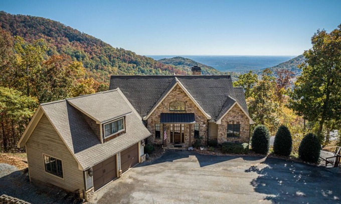 Vein Mountain House | Majestic Mountain Manor | Perfect, Pet-Friendly Mountain Retreat with Amazing Views