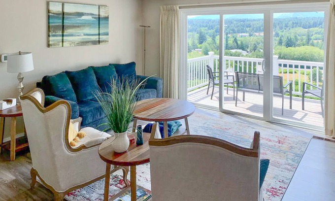 Silverdale House | Majestic mountain view dog-friendly home with patio and fireplace