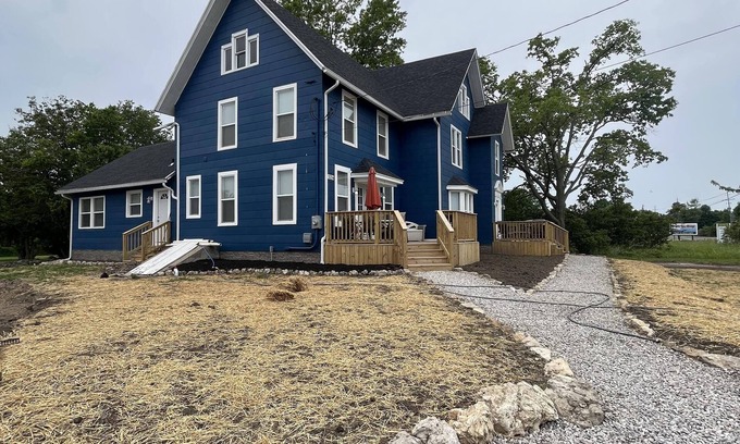 Gypsum Cabin | Make time for Lake Time! Close to all FERRIES, BEACHES, PARKS & CEDAR POINT!