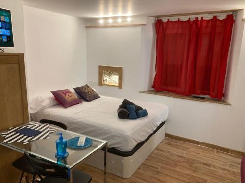 Los Tilos Apartment | Malagueña Salerosa "Apartamento - estudio con terraza" En casa típica de 1 a 4 dormitorios