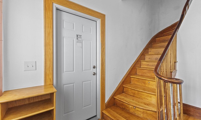 Malden Apartment | Malden 3Br Apt on 2F/with Free parking/WiFi/Windows AC