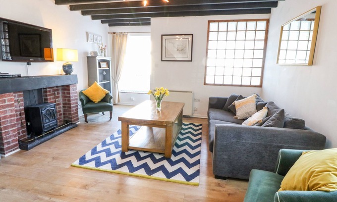 Malltraeth Cottage | MALLTRAETH COTTAGE, pet friendly, with a garden in Malltraeth
