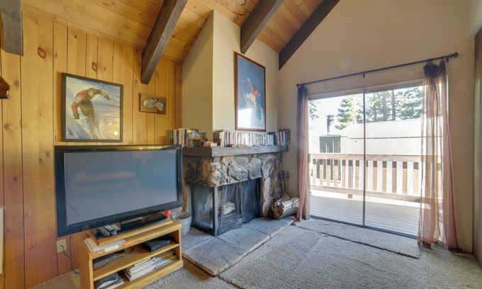Mammoth Lakes Apartment | Mammoth Lakes Condo w/Fireplace & Mountain Views