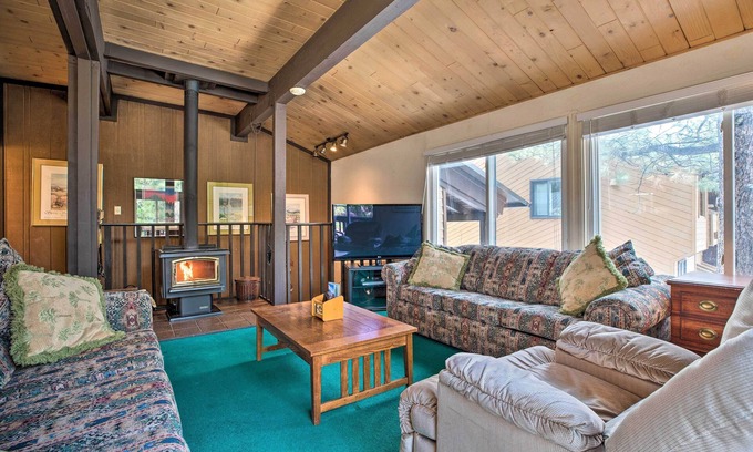 Mammoth Lakes Apartment | Mammoth Lakes Townhome < 2 Mi to Ski Area!