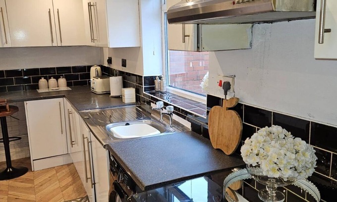 Droylsden House | Manchester 2-bed House, Sleeps 4, 20 Min to Centre