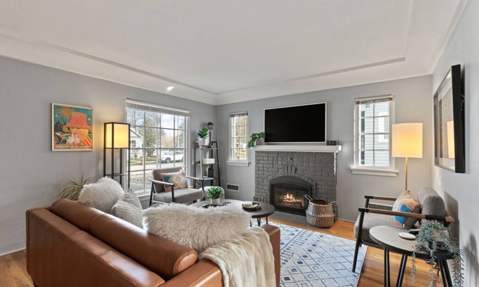 Rockwood House | Manito Park Getaway: Fireplace, Hospitals, 5min to downtown