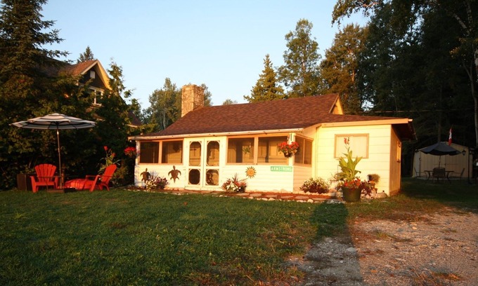 Manitoulin District Cottage | MANITOULIN ISLAND- Rustic Log Cabin located in Elizabeth Bay- Family Friendly