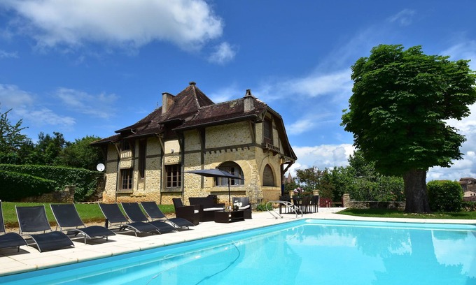 Pays-de-Belves Villa | Mansion in Belvès with Private Pool
