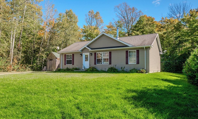 Miller Lake Cottage | Maple Cottage at Miller Lake: Your Serene Nature Escape