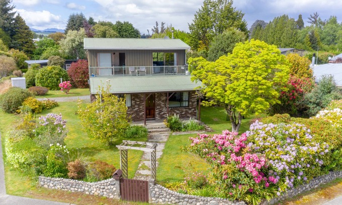 Te Anau House | MAPLE TREE COTTAGE - TE ANAU HOLIDAY HOME, pet friendly in Te Anau