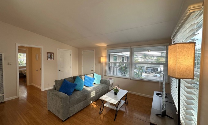 Del Rey Apartment | Mar Vista 2bd Room Upper Apt with Parking