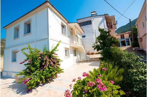 Vournikas Apartment | Marianna's and Aristidis' houses