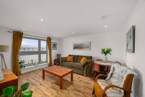 Dundee Apartment | Marine parade apartment with river view
